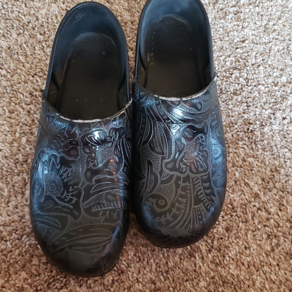 Blk pattern woman 40 clogs dansko